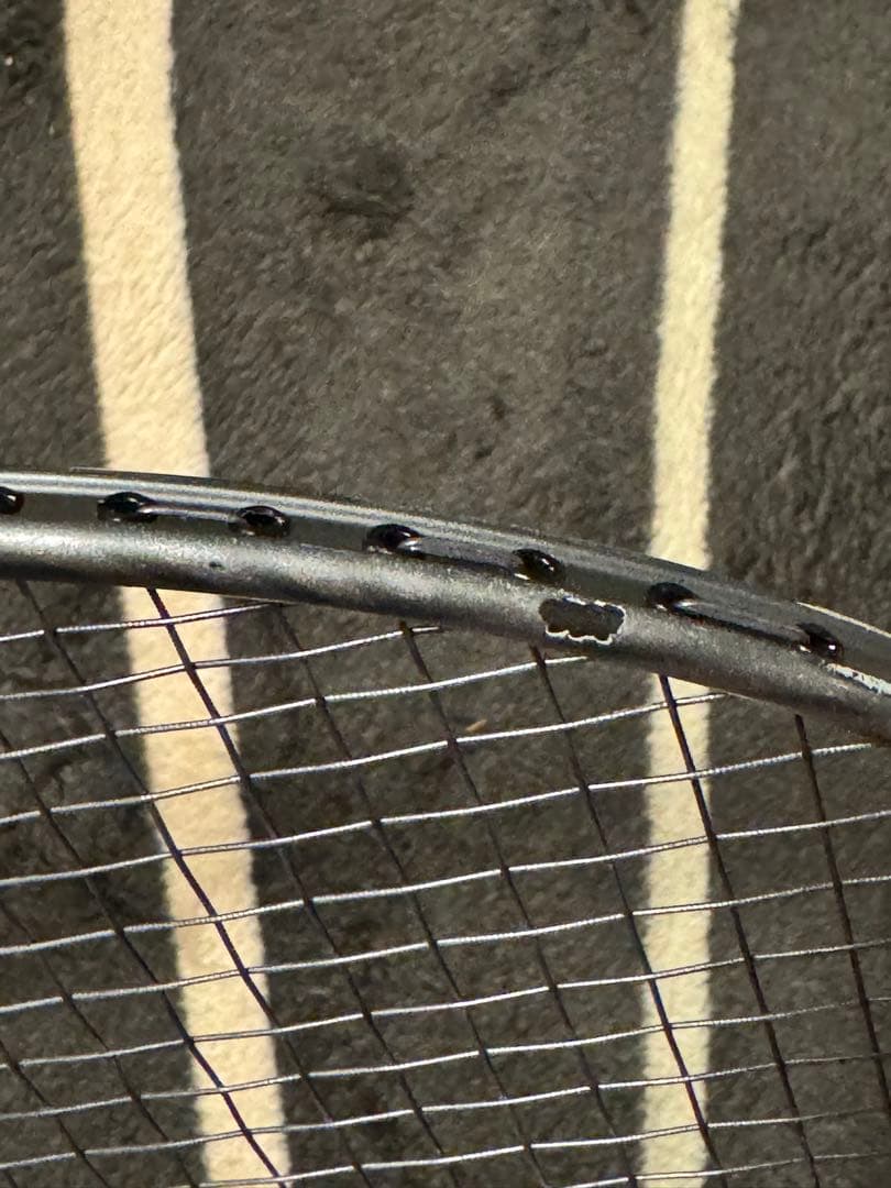 バドミントンラケット ストリングス付き