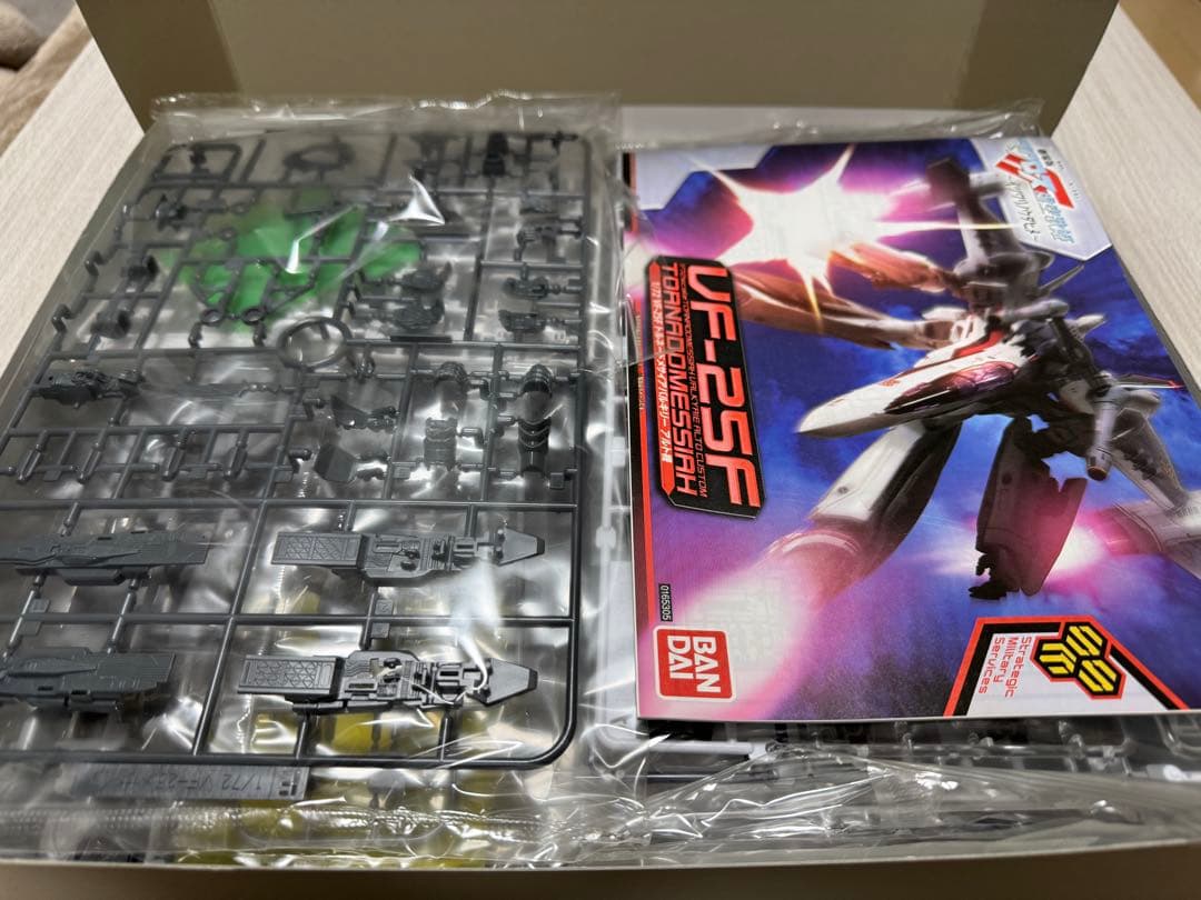 マクロス　1/72 VF-25F トルネードメサイアバルキリー アルト機未組立品