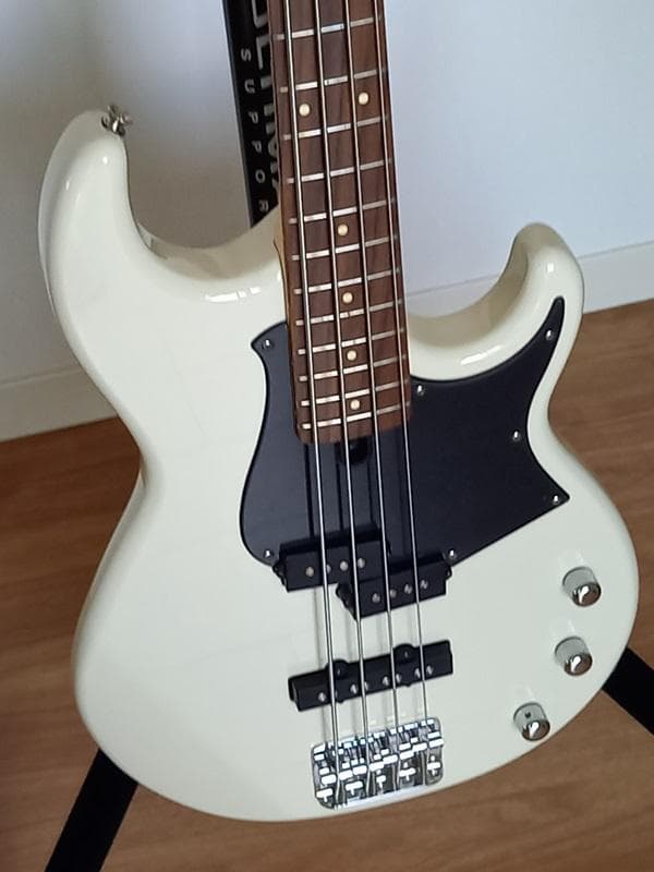 [ 未使用に近い ] ヤマハ・ベース BB234 ビンテージ・ホワイト