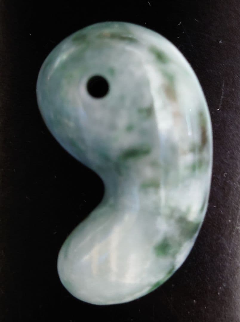 糸魚川翡翠　勾玉 丸々ぷっくり