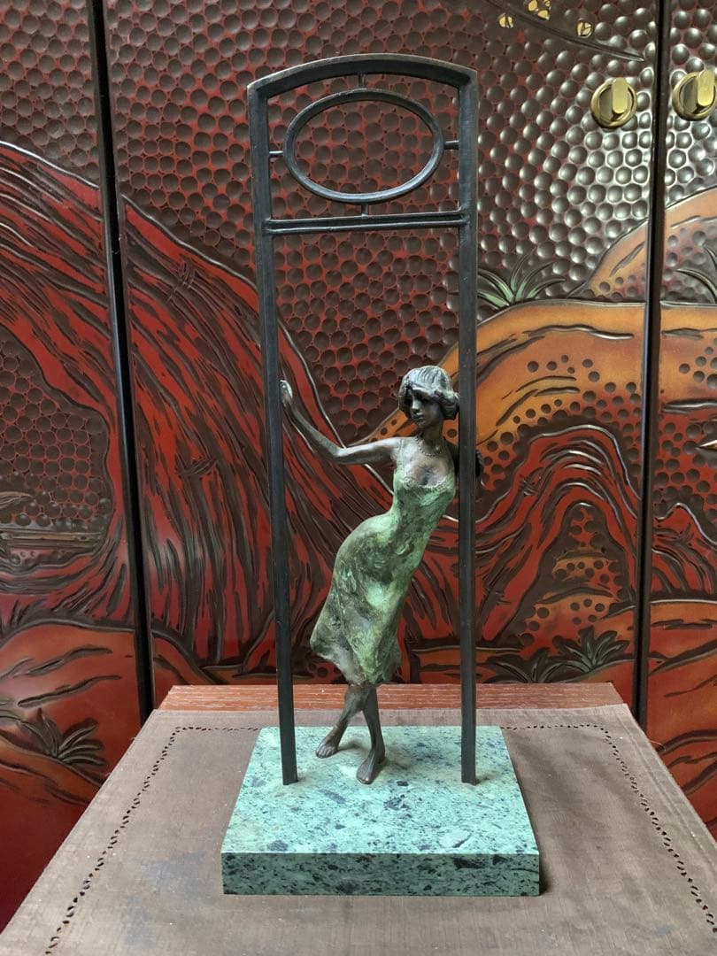 Laszlo Kutasの立像