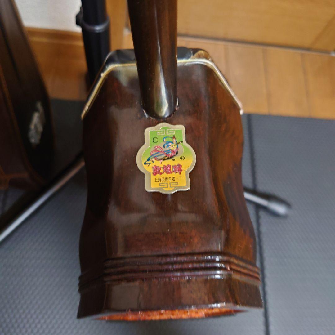 ニ胡 弦楽器 付属品多数　弓３本 中国 彫刻 ケース付き 現状販売