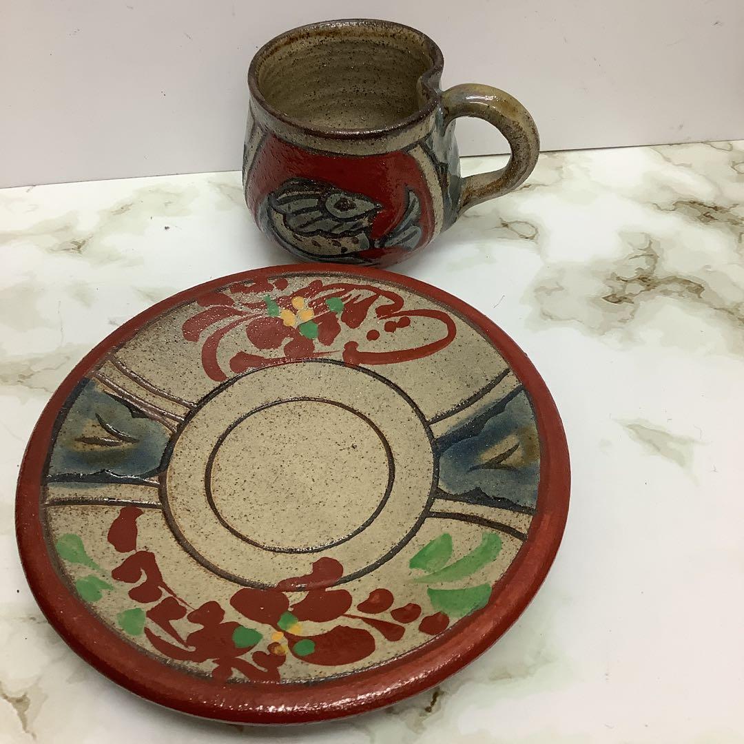 新品　沖縄県壺屋焼　小橋川清正　やちむん　赤絵魚紋　カップ&ソーサー　琉球陶器