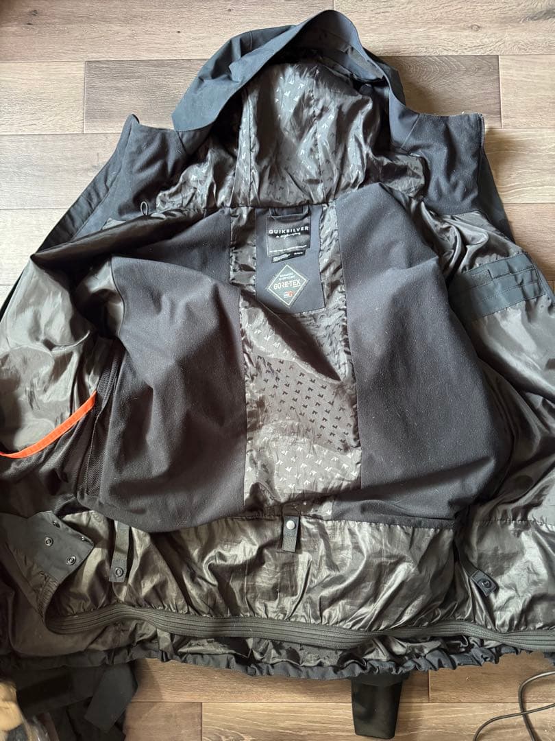 Quiksilverゴアテックス　スノーボードウェアセ　M 上下セット