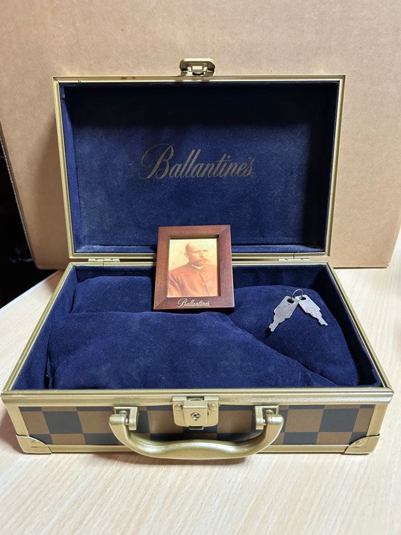 Ballantines アタッシュケース、化粧瓶、水差し、フォト ニュース