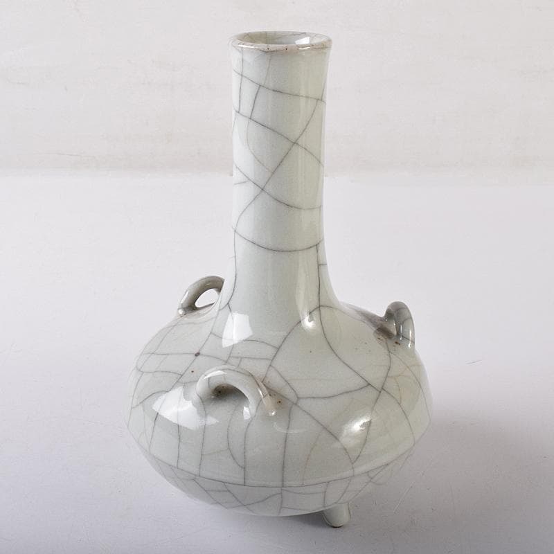 中国　大清乾隆年製款　哥窯　白磁　金糸鉄線　氷裂文　三足瓶　M　7993E