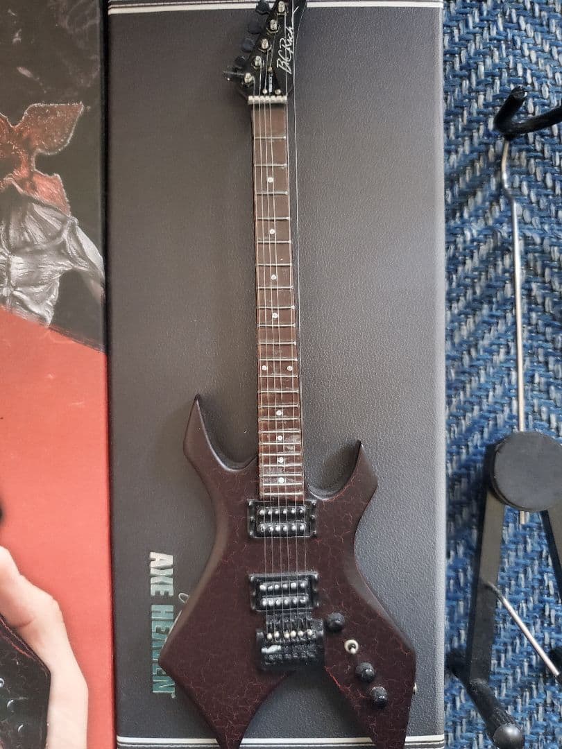 ストレンジャーシングス エディ ギター