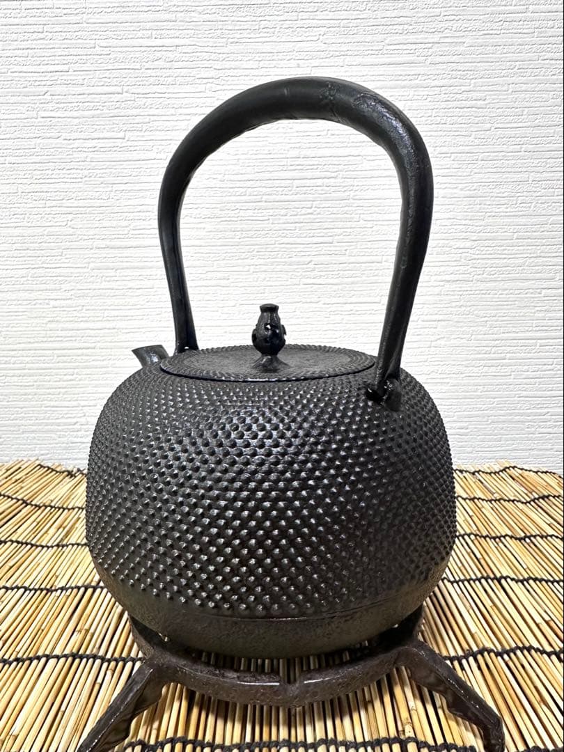 未使用品、付属品付　南部成龍堂鋳造所　伝統工芸士及川光正(齋峰)１８型　南部鉄瓶