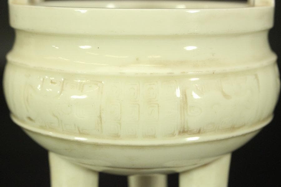 中国美術 白磁 饕餮紋 三足 双耳 香炉 高13.8cm(LC632)