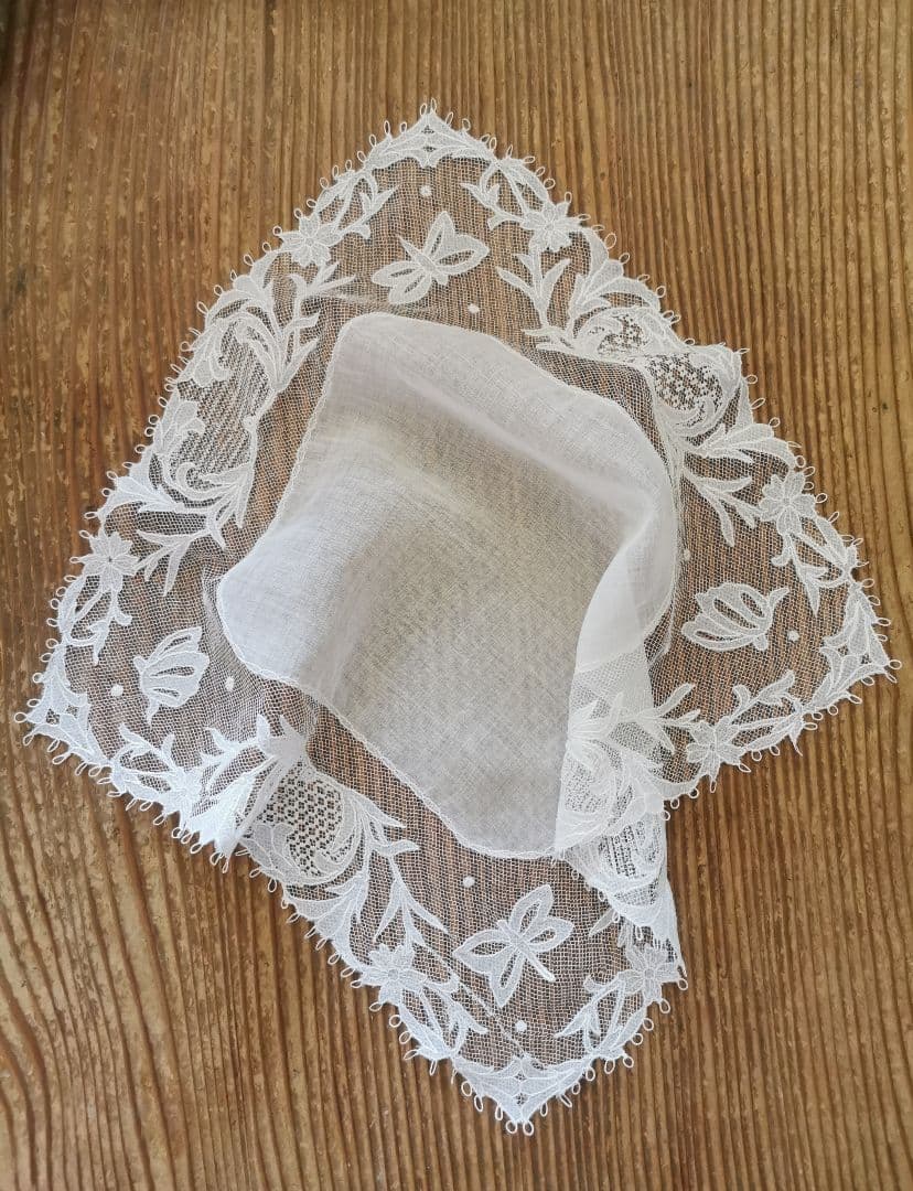 アンティーク キャリックマクロスレース バタフライと花 チュール ハンカチクロス