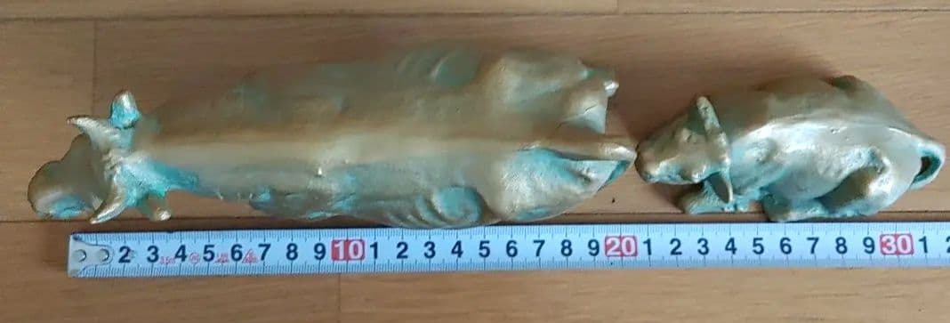 金色の牛と子牛の置物