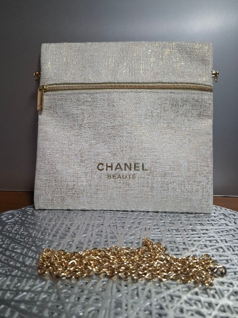 CHANEL 　ホリデー限定ポーチ　ベージュ　ノベルティ　斜め掛け