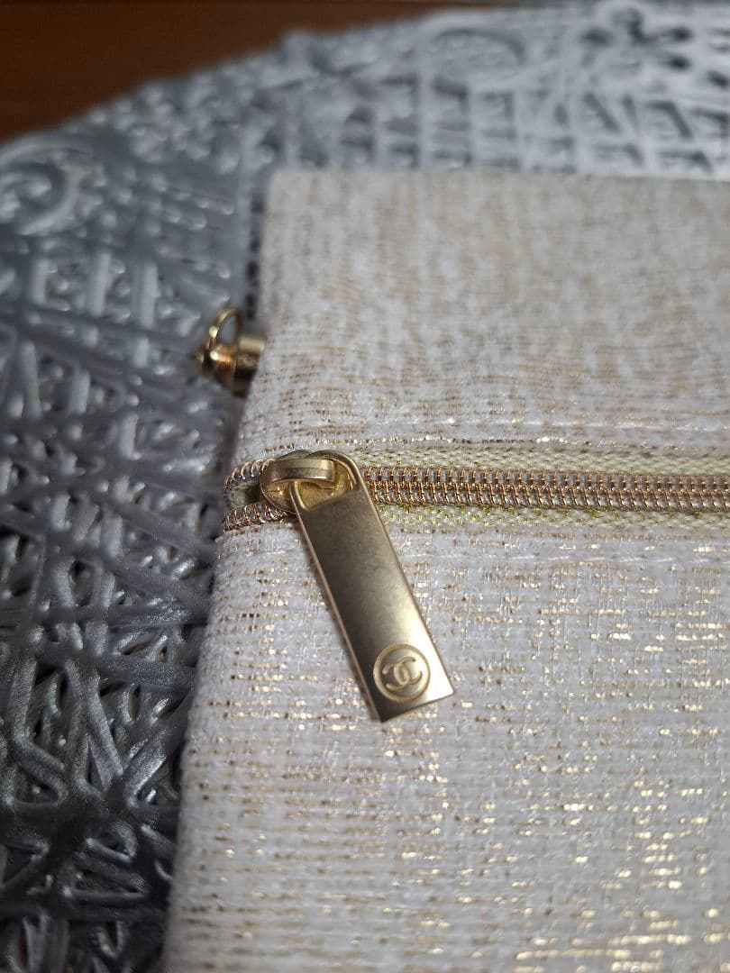 CHANEL 　ホリデー限定ポーチ　ベージュ　ノベルティ　斜め掛け