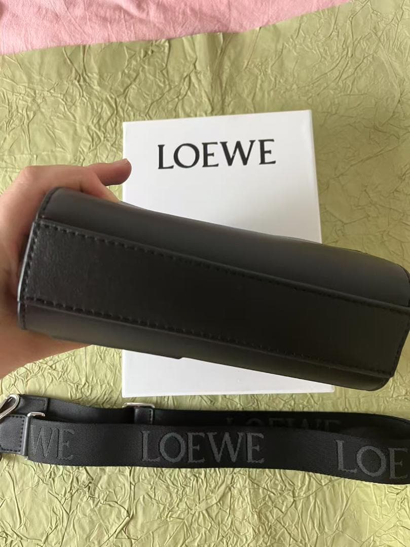 LOEWE ブラック カメラバッグ ジッパー付きポケット~~