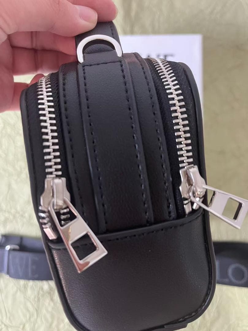 LOEWE ブラック カメラバッグ ジッパー付きポケット~~