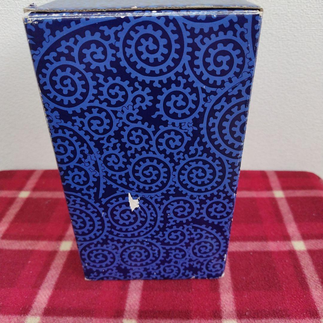 JP（空き瓶） ウイスキー白州１２年　有田焼染付蛸唐草寅文筒型瓶　箱付き