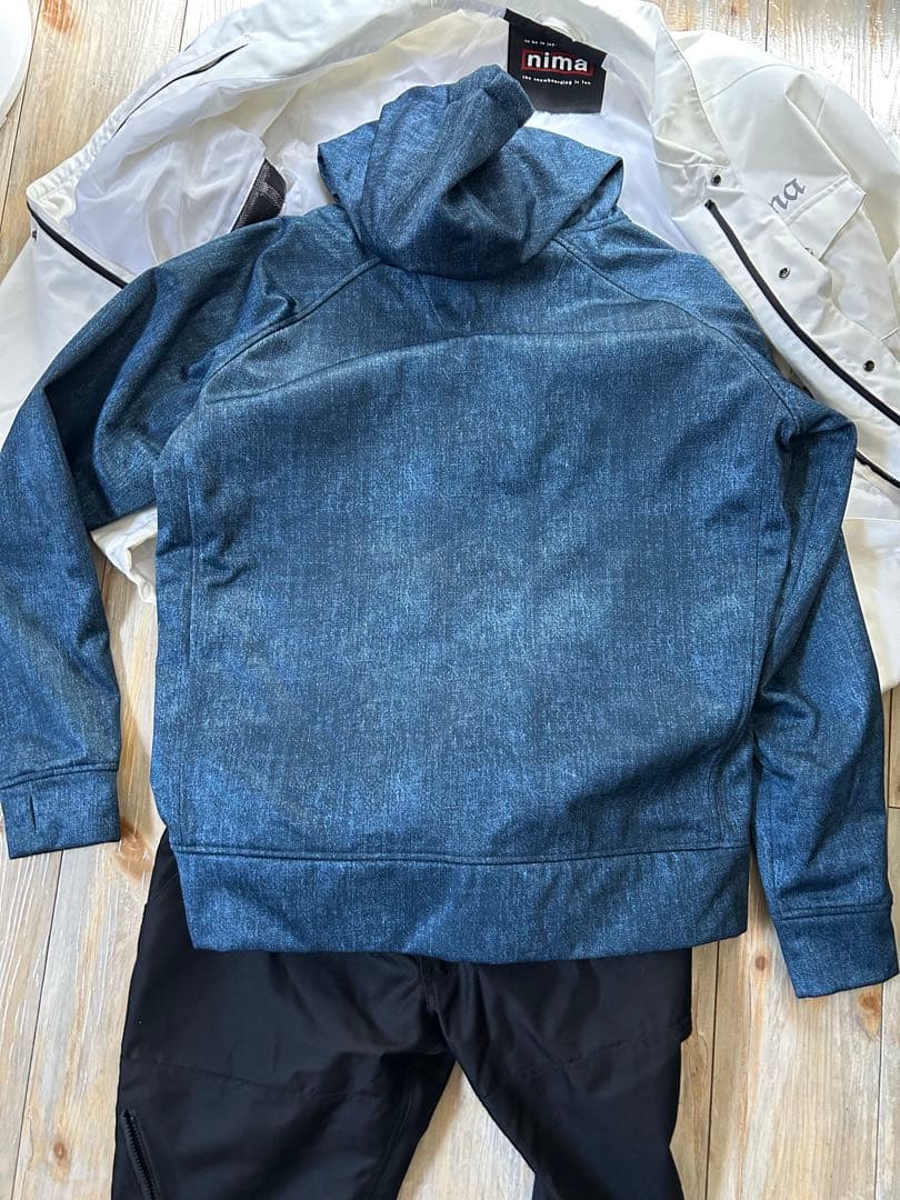 nima フード付きスウェットシャツとスノーボードウェアセット