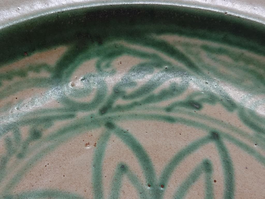 コレクター収集　ミャンマー　白濁緑釉　絵草花文　輪花大皿　15～16世紀