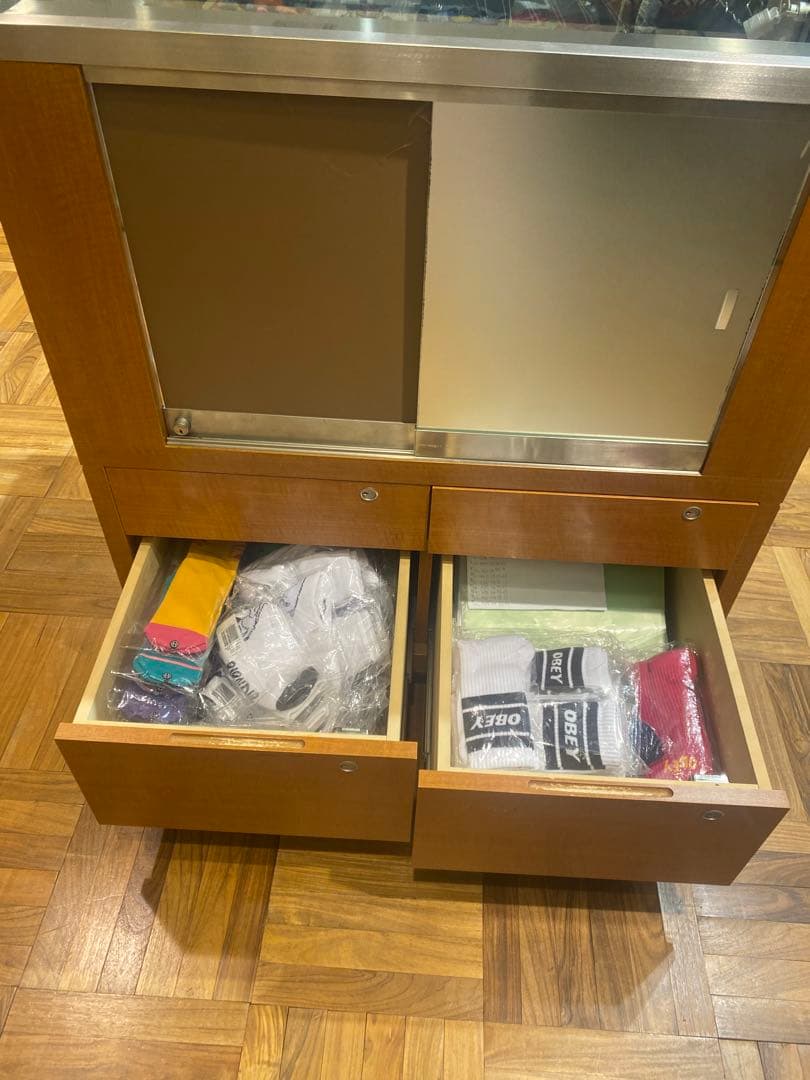 店舗で使用していたガラス什器2個セット