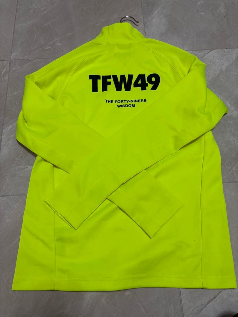 TFW49 蛍光イエロー ハイネックシャツ