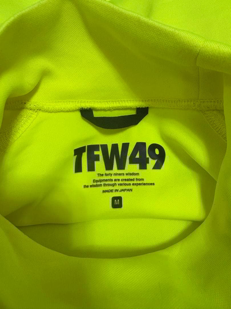 TFW49 蛍光イエロー ハイネックシャツ
