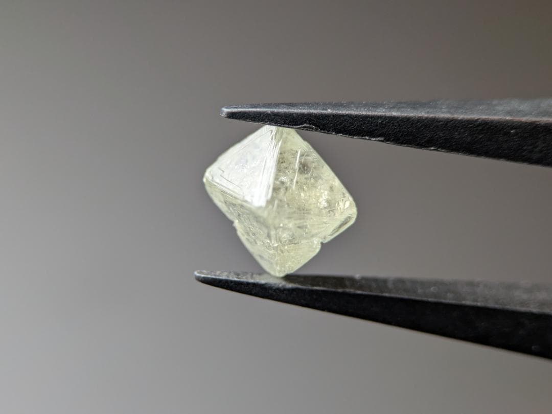 天然ダイヤモンド　八面体（トライゴン・蛍光アリ）　1.830カラット