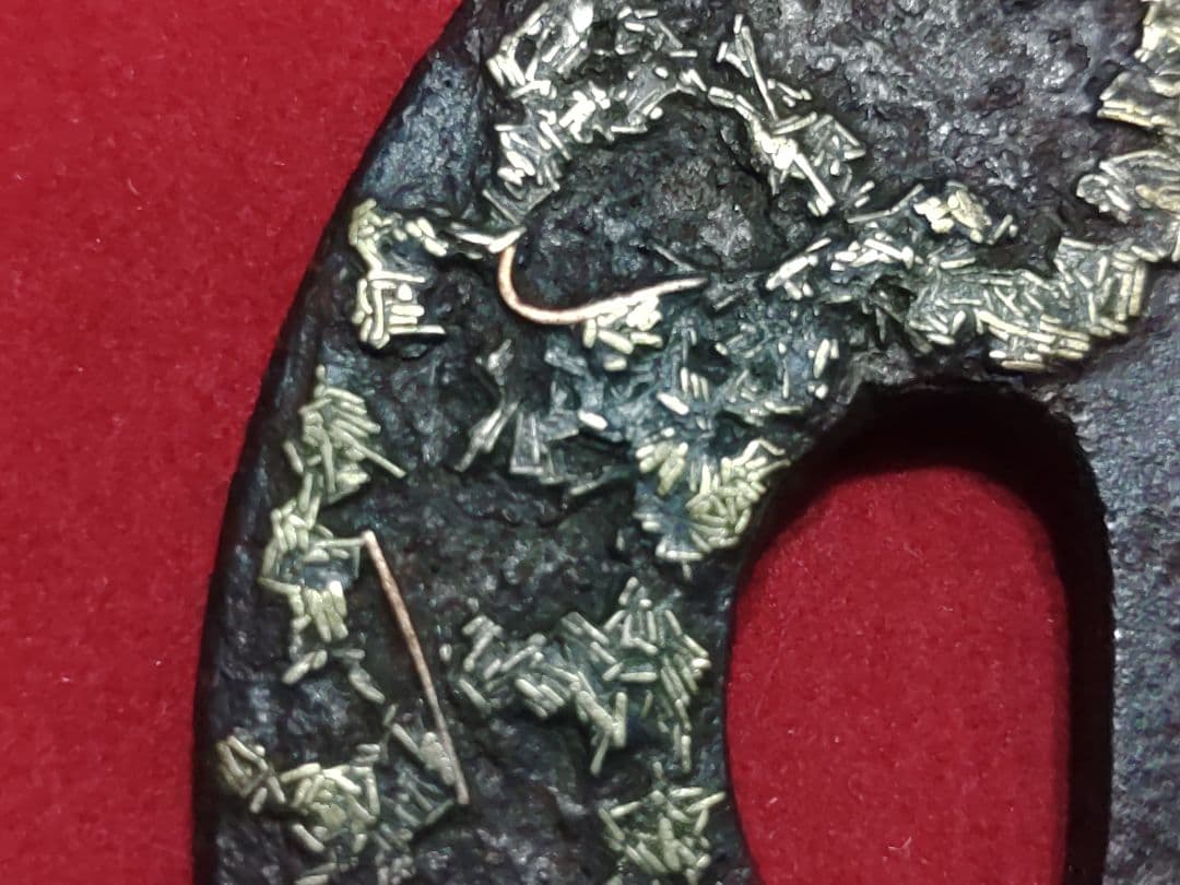 円形鍔　吹き寄せ象嵌　唐草模様　真鍮・銅象嵌　責金入　武具　ツバ　可愛い鍔　鉄製