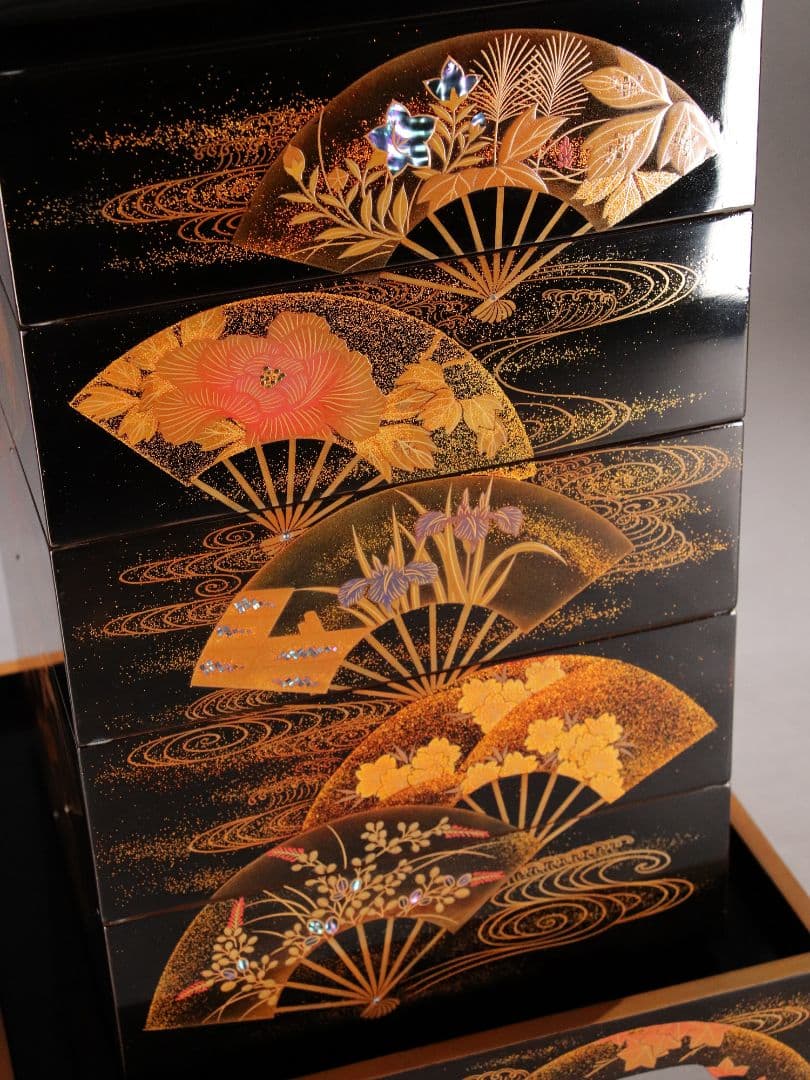 M667/輪島塗 桐鳳凰草花扇面金蒔絵 銀象嵌 螺鈿細工 黒塗内朱塗五段重 重台