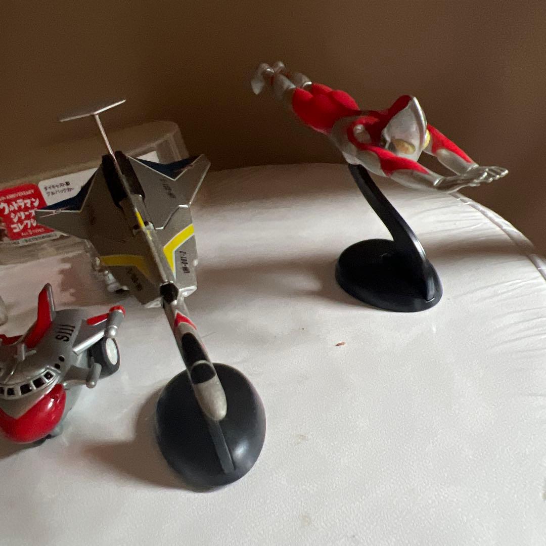 ウルトラマンフィギュアIII Sモデル 飛行機とミニカーセット