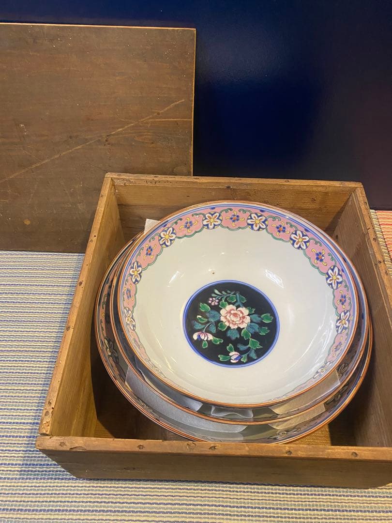 中国美術　色絵　窓絵吉祥紋　大中小　８寸・９寸・1尺　鉢　深鉢　3鉢揃い　木箱
