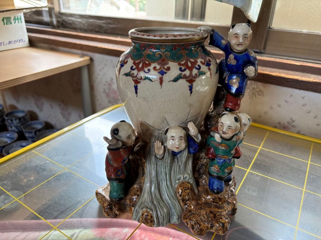 陶器製花瓶 小人形付き