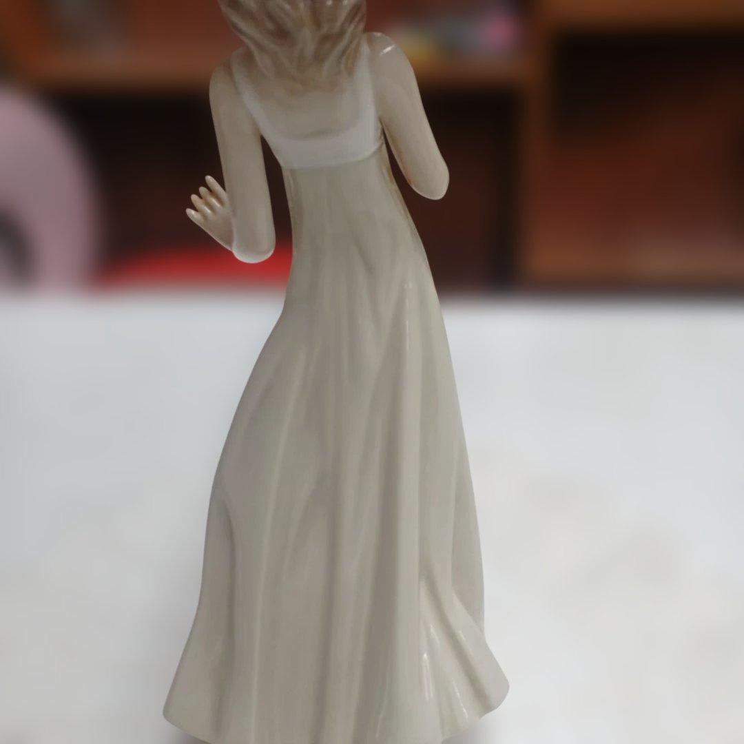 リアドロ　ナオ　一輪の花を持つ女性