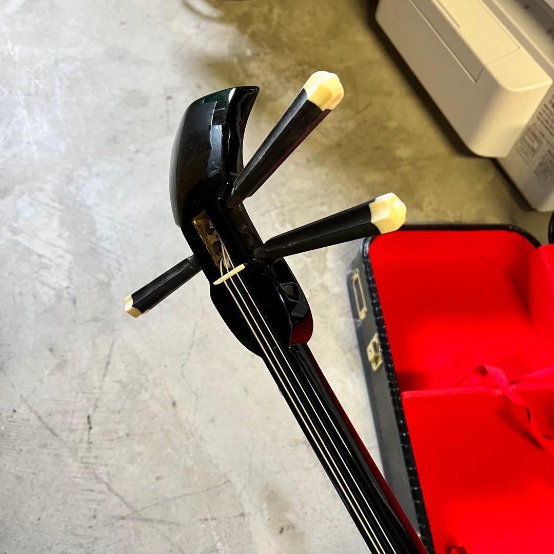 【美品】沖縄 三線 本蛇革 強化張り 黒塗り棹 蛇皮 ハードケース 爪 守礼印