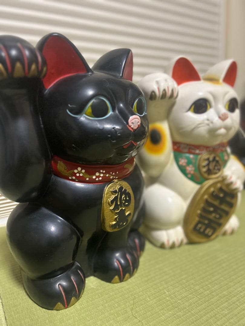 招き猫 黒と白の陶器 置物
