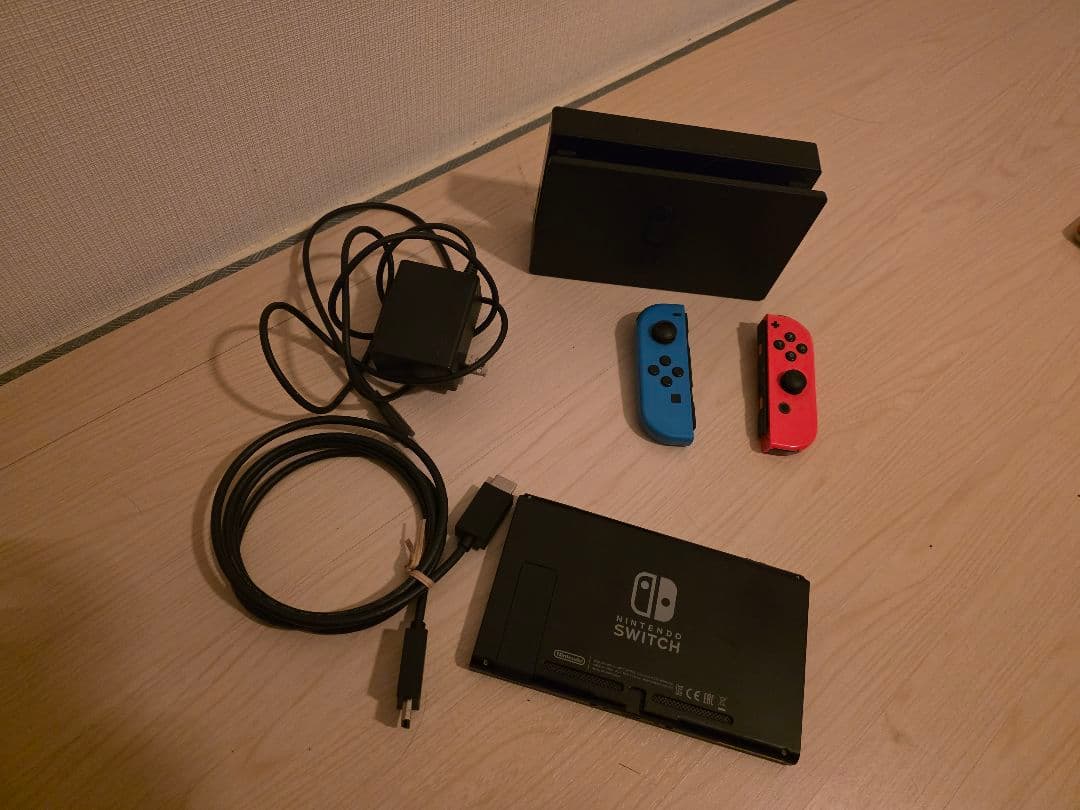Nintendo Switch 本体 + Joy-Con（青、赤）