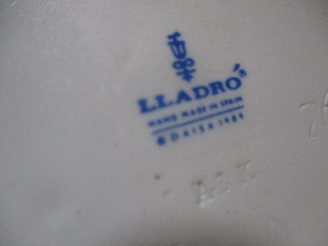 リアドロ　花籠持つ二人の少女　A59-1M　２４１８