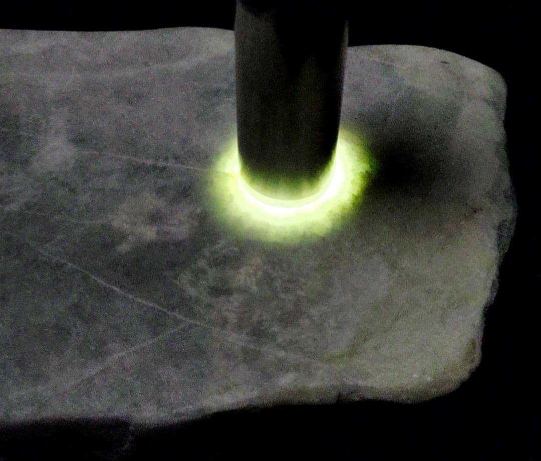 ★翡翠原石★糸魚川硬玉【小滝灰ラベ・転石・切り出し❶1319ｇ】