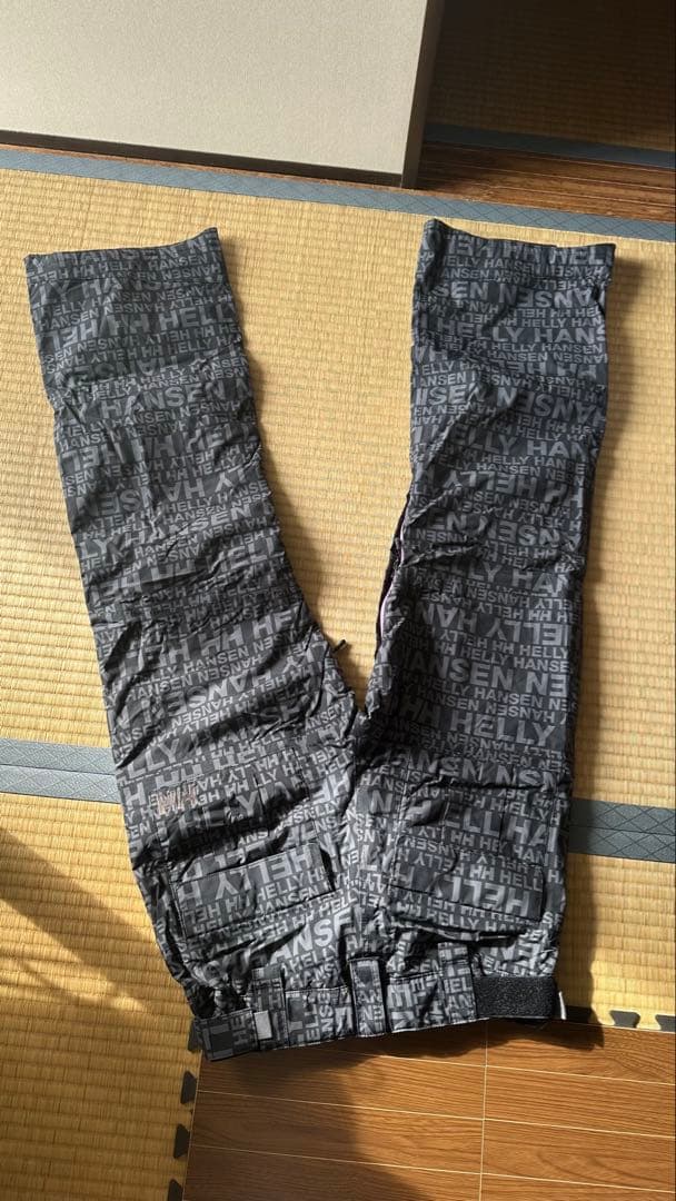 青いロゴ入りフード付きジャケット