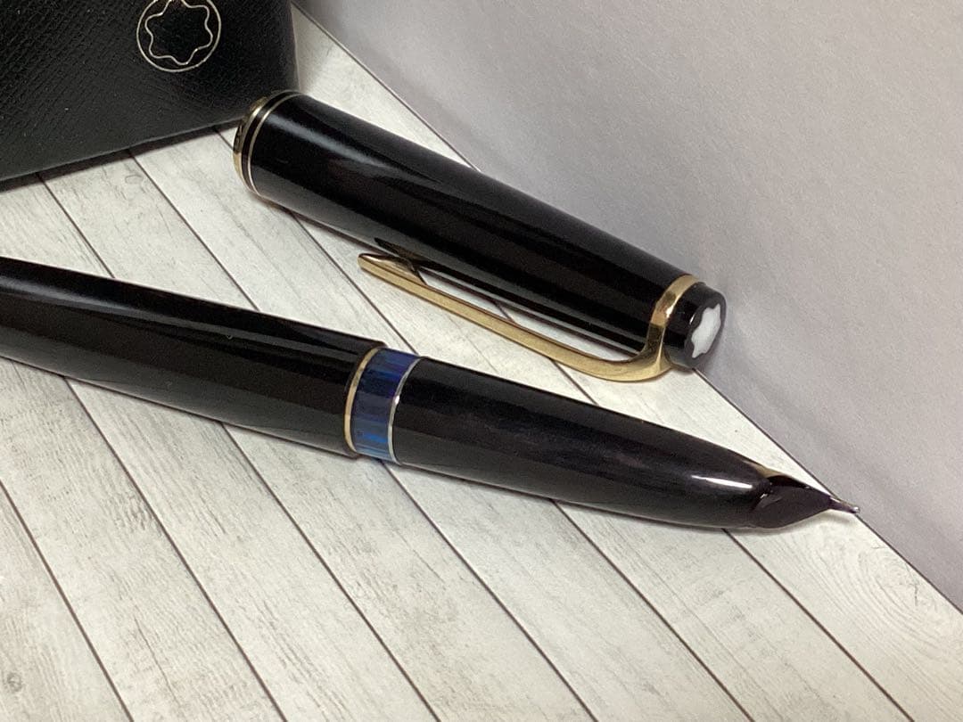 美品モンブランMontblanc 万年筆 黒 金色装飾本物