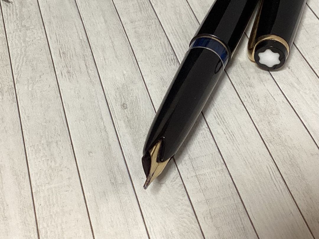 美品モンブランMontblanc 万年筆 黒 金色装飾本物