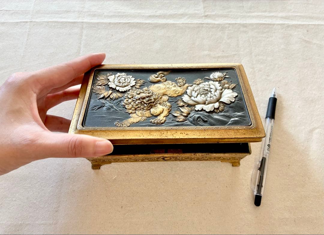 アンティーク金属製 ケース 獅子彫刻