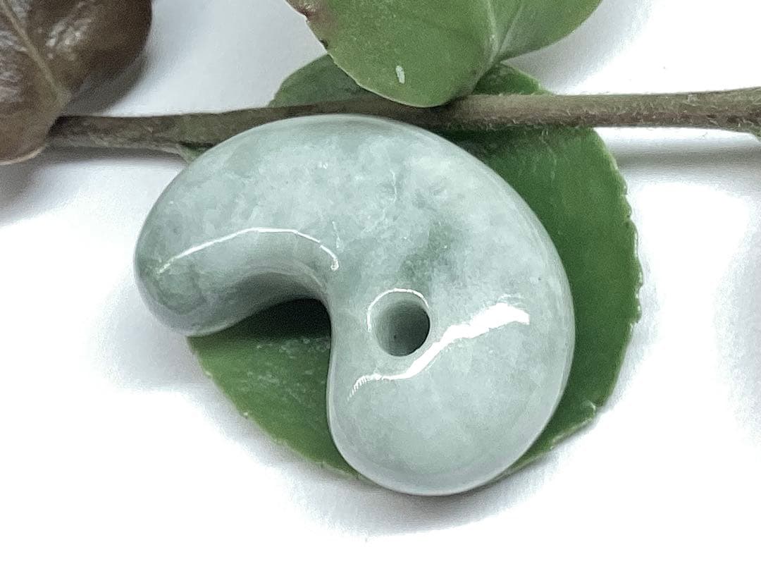 過密な結晶‼️ 古代より神宿る糸魚川翡翠勾玉　吉祥開運の守護石をお身近に　鑑別書付