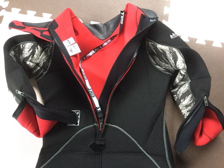 GULLウエットスーツ！１年半前に6万円で買い１回使用。サイズ160㎝〜170㎝