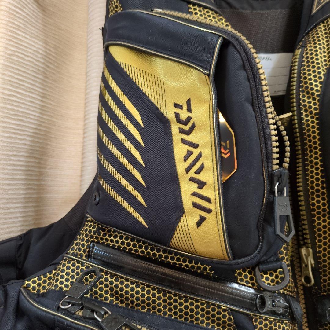 Daiwa Tournament ライフジャケットM 黒/金ダイワ　トーナメント