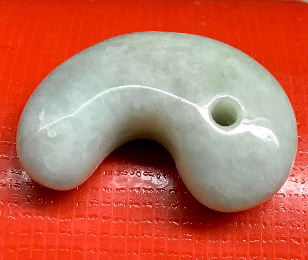 ⭕️摩訶不思議な運気上昇の縁起物‼️　糸魚川翡翠ジェダイト勾玉　鑑別書付　極上品‼️