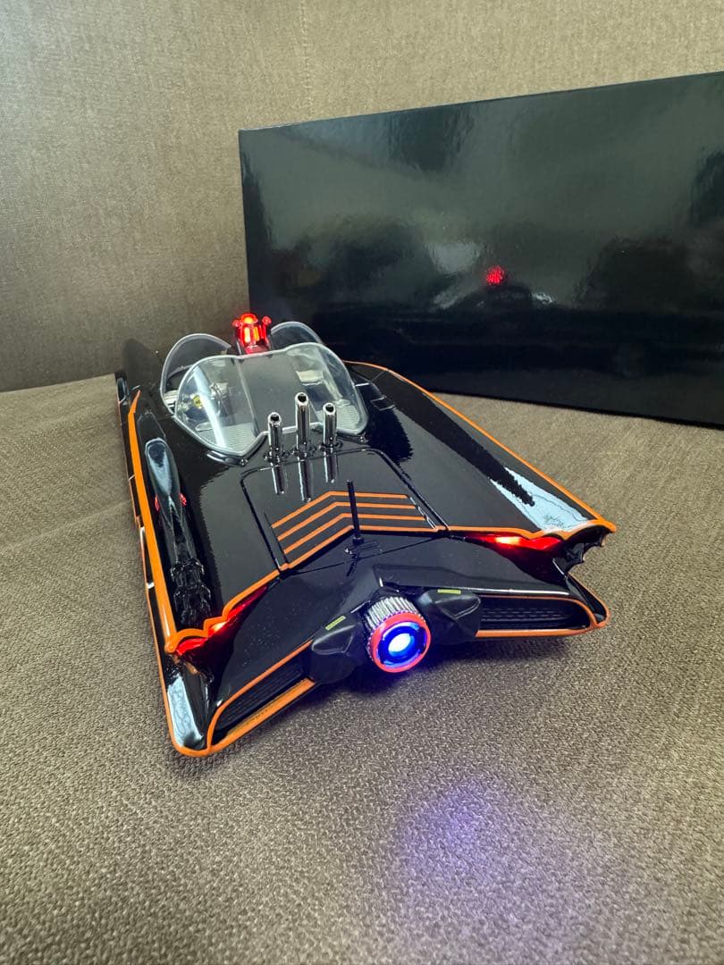 JadaTOYS/特別豪華モデル1966年バットモービル　フィギュア付ライト点灯