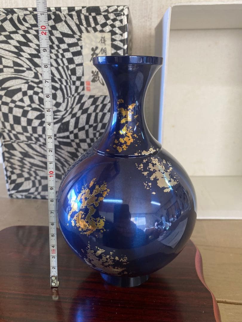 青い漆器花瓶 金箔装飾 木製台座付き