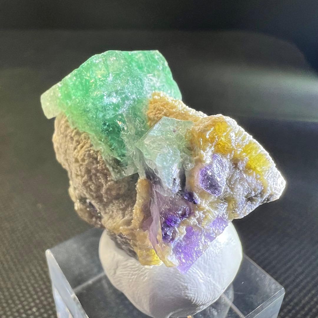 ヤオガンシャン産　バイカラーフローライト　細やかなクラック入り結晶