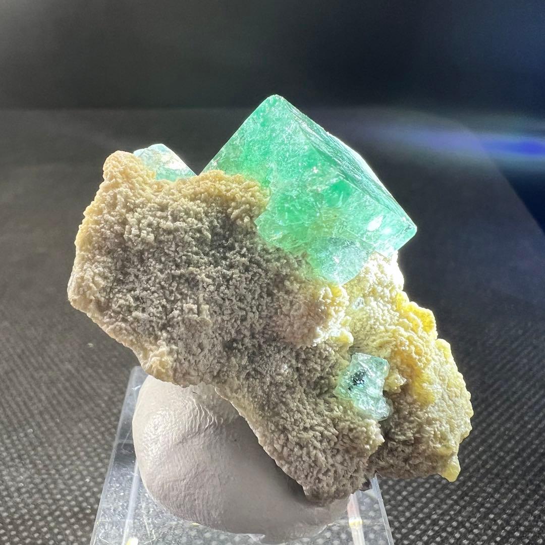 ヤオガンシャン産　バイカラーフローライト　細やかなクラック入り結晶