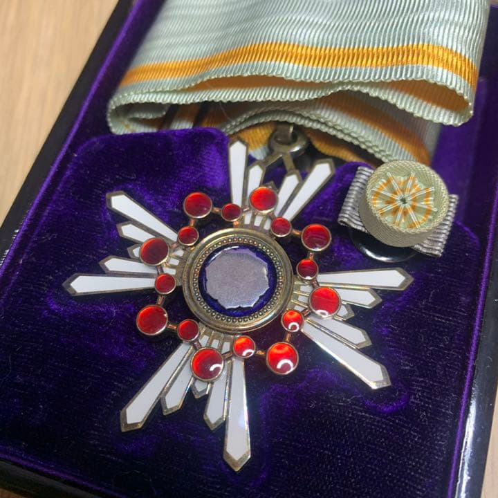 国宝級！激レア 満州国 勲三位 瑞宝章 略綬 共箱付 中国中